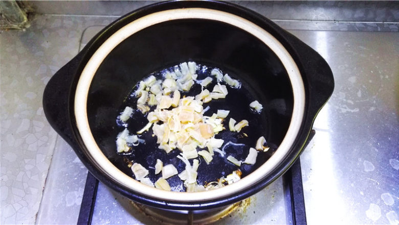 薏米干贝冬瓜煲,放入干贝煸炒。