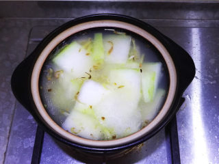 薏米干贝冬瓜煲,再放入冬瓜煮至入味。