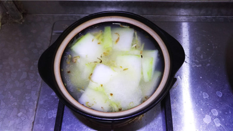 薏米干贝冬瓜煲,再放入冬瓜煮至入味。