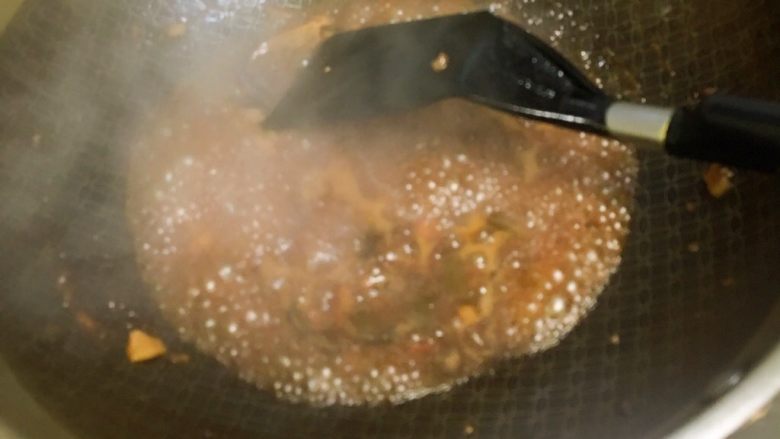 红烧鲳鱼,锅里汤汁再大火收汤一下。