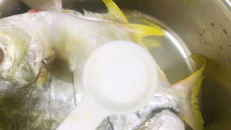 红烧鲳鱼,加一勺盐，涂抹在鱼身，淹一个小时。