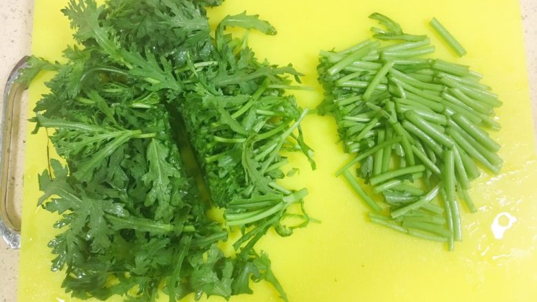 蒜蓉茼蒿菜,把梗和叶分开，切段，梗3厘米左右的段，叶5厘米左右的段。