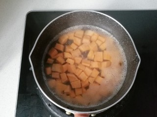 黑芝麻红薯全麦面包（波兰种）,面团发酵期间，我们来煮红薯：先把红薯去皮洗净，切成均匀的细丁；
