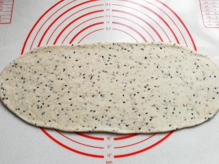 黑芝麻红薯全麦面包（波兰种）,把醒好的面团擀成长舌状，稍微擀长擀薄些；