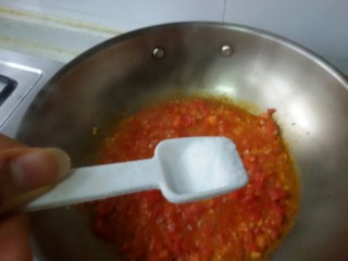 鲜虾番茄意面,撒一些盐，黑胡椒