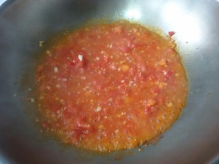 鲜虾番茄意面,将番茄汁熬至粘稠