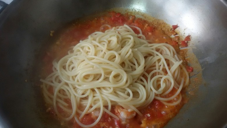 鲜虾番茄意面,虾仁快熟后放入煮好的意面