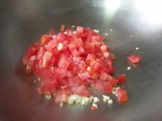 鲜虾番茄意面,倒入番茄，翻炒