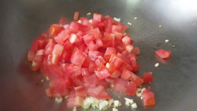 鲜虾番茄意面,倒入番茄，翻炒