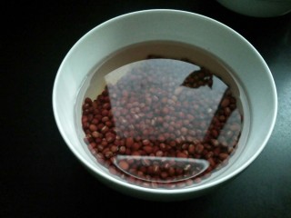 红糖红豆银耳羹,提前将红豆泡水（我一般提前一夜泡好）。