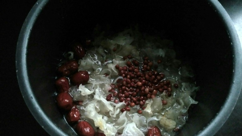 红糖红豆银耳羹,将泡发好的银耳，红豆洗净和红枣一起放入电压力锅中。
