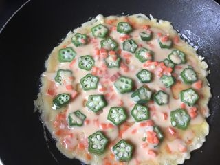 漂亮的秋葵鸡蛋饼,锅里热油下鸡蛋糊然后快速码上秋葵，也可以秋葵直接拌到蛋糊里面哦