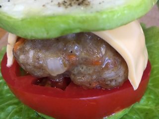 #绿色美食#西葫芦mini汉堡,再盖半片奶酪，最后再一片西葫芦