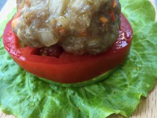 #绿色美食#西葫芦mini汉堡,生菜垫底，放上一片西葫芦，一片番茄，一个肉饼