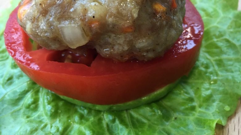 #绿色美食#西葫芦mini汉堡,<a style='color:red;display:inline-block;' href='/shicai/ 121'>生菜</a>垫底，放上一片西葫芦，一片番茄，一个肉饼