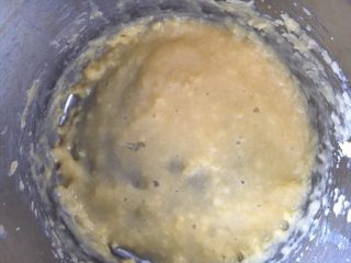 #绿色美食#抹茶美浓面包,制作美浓，黄油加糖粉蛋液先打匀