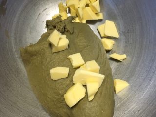 #绿色美食#抹茶美浓面包,等揉成面团后加入软化的黄油继续揉面