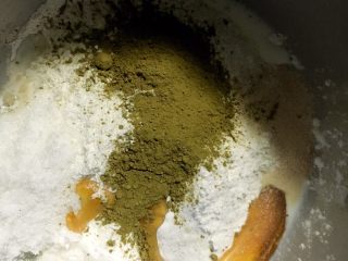 #绿色美食#抹茶美浓面包,面团材料除黄油外一起放入