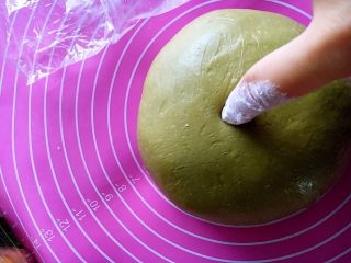 #绿色美食#抹茶美浓面包,发至两倍大，手指沾些面粉戳洞