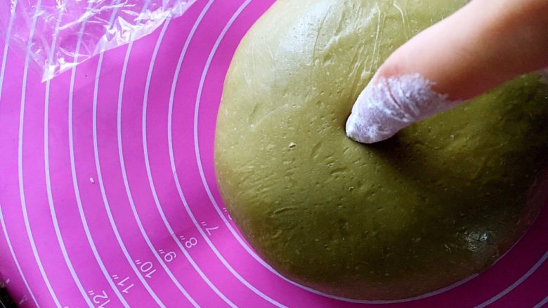 #绿色美食#抹茶美浓面包,发至两倍大，手指沾些面粉戳洞