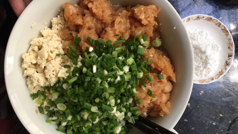 便当常备菜系列：豆腐鸡肉丸子,豆腐、鸡肉、小葱混合均匀。