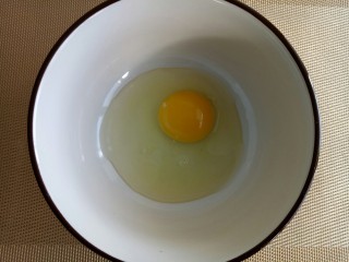 早餐+鸡蛋网饼,鸡蛋打入碗中。