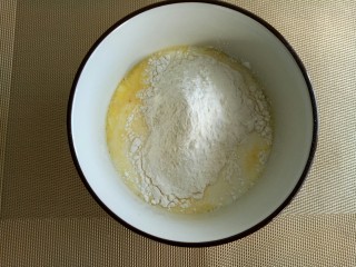 早餐+鸡蛋网饼,加入量好的低筋面粉。