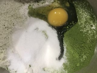 无油无糖意式脆饼,把鸡蛋打散，倒入粉类中混合