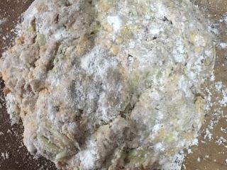 无油无糖意式脆饼,加入一定量的牛奶将面粉搅拌成干硬面团，整形成1.5厘米厚的长条形面团