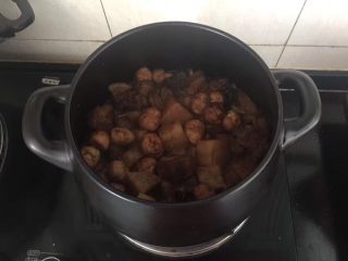 坤博砂锅－特色红烧肉,放入砂锅内转小火慢炖半小时后即可。