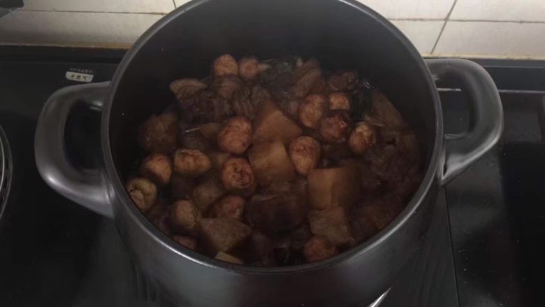 坤博砂锅－特色红烧肉,放入砂锅内转小火慢炖半小时后即可。