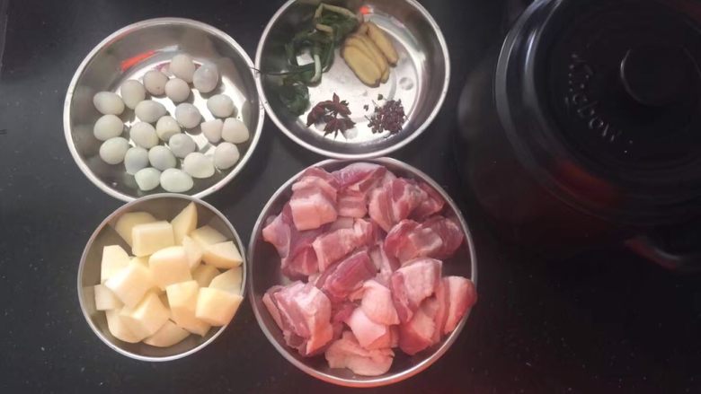 坤博砂锅－特色红烧肉,准备好材料冼净改刀备用，坤博砂锅擦干净备用。