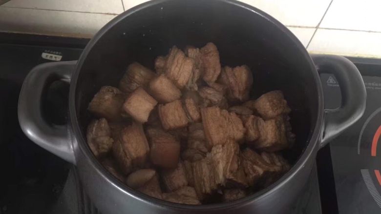坤博砂锅－特色红烧肉,倒入五花肉块翻炒均匀上色。