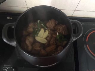 坤博砂锅－特色红烧肉,放入葱、姜、花椒、八角、生抽、老抽。