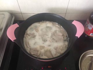 坤博砂锅－特色红烧肉,煮出血沫。