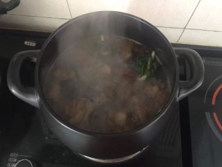 坤博砂锅－特色红烧肉,倒入适量的沸水大火煮开。