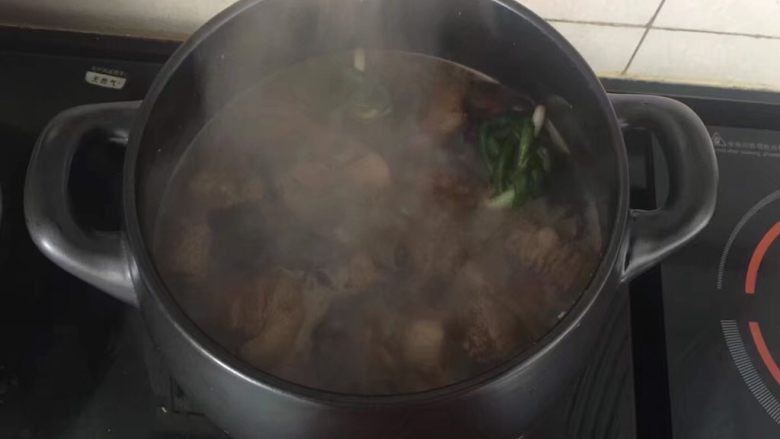 坤博砂锅－特色红烧肉,倒入适量的沸水大火煮开。