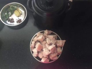 坤博砂锅－特色红烧肉,用温水冲洗干净沥干水分。