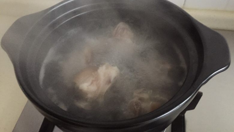 猪蹄黄豆汤,开始炖煮。