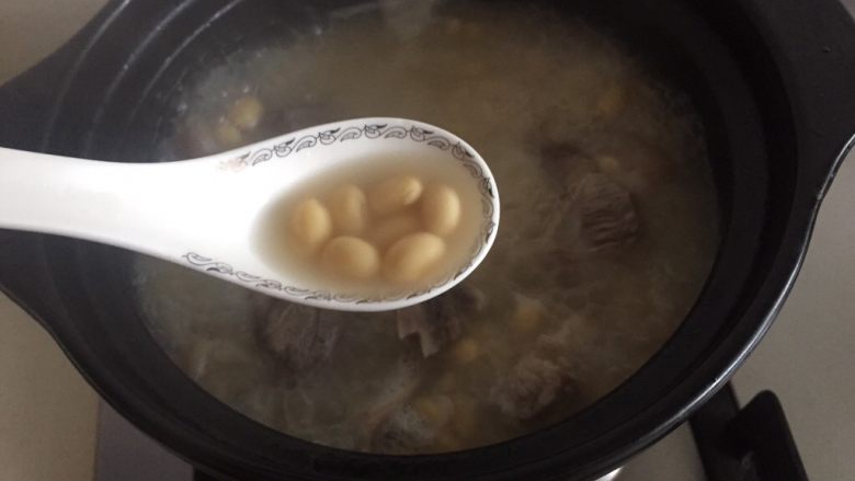 猪蹄黄豆汤,全程炖煮时间2小时以上，看，汤白白浓浓的，好纯！香气已经吸引了沙发上的某人。哈哈哈