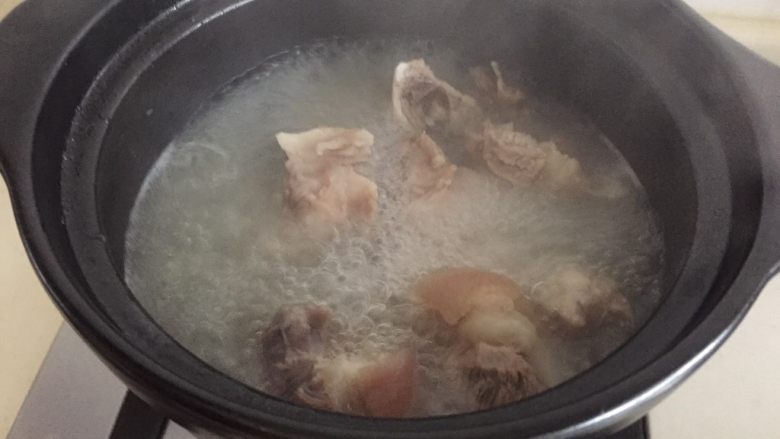 猪蹄黄豆汤,煮沸5--10分钟后加入黄酒。