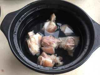 猪蹄黄豆汤,猪蹄洗净后，放入砂锅。然后砂锅里加入2/3锅的水。