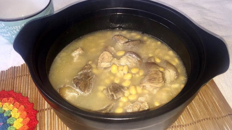 猪蹄黄豆汤,晚餐时间到，开吃吧！