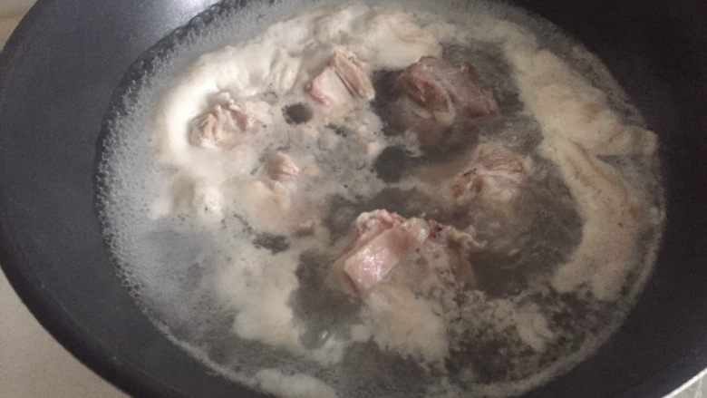 猪蹄黄豆汤,冷水下锅，放入猪蹄。煮沸去废水。