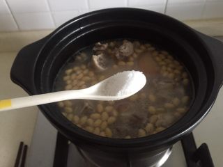 猪蹄黄豆汤,继续炖煮，中途可以加入盐（根据自己的口味调节）