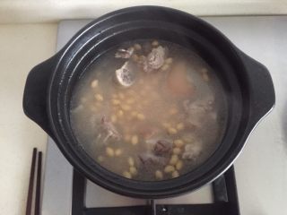 猪蹄黄豆汤,炖煮30分钟后，把泡好的黄豆加入。