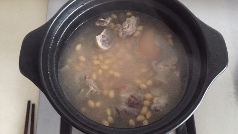 猪蹄黄豆汤,炖煮30分钟后，把泡好的黄豆加入。