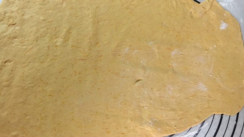 麦当劳薯条造型馒头,去除黄色面团，操作台撒适量干粉防粘。擀成厚度约0.5cm的面皮。尽量薄厚均匀。