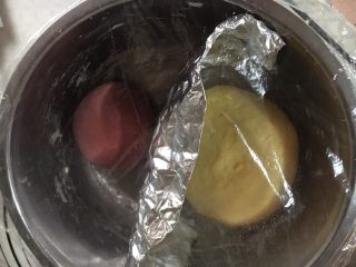 麦当劳薯条造型馒头,两个面团放在盆里，用保鲜膜隔开(不要学我用锡纸，面团会粘在上面)，在温暖的地方发酵成2倍大。