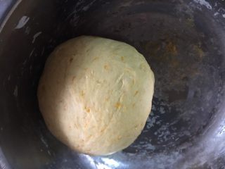 麦当劳薯条造型馒头,我的南瓜太湿了，加了两次干粉，揉出来看着颜色浅，实际上蒸出来颜色还蛮好看。